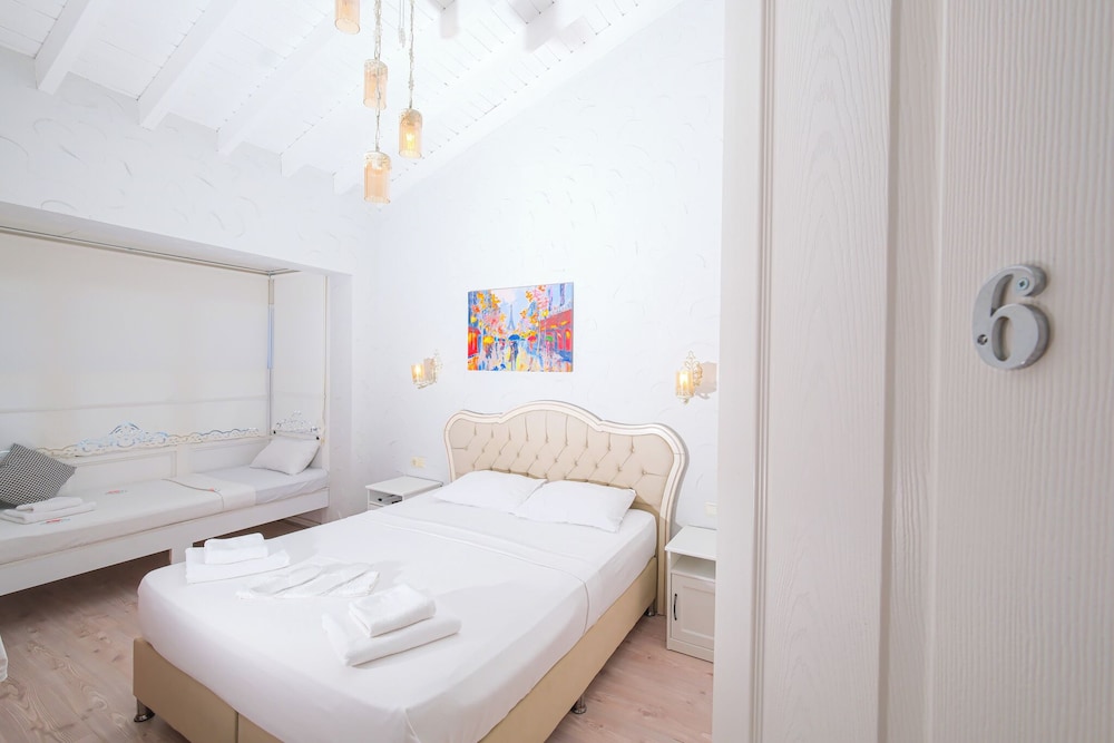 Economy Triple Room (Pellicano)