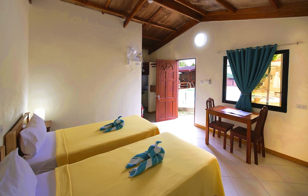 Bungalow Pool View photo 2