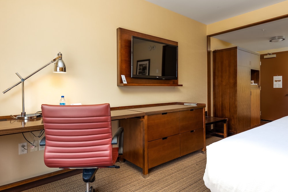 Deluxe Room, 1 King Bed with Sofa bed photo 3