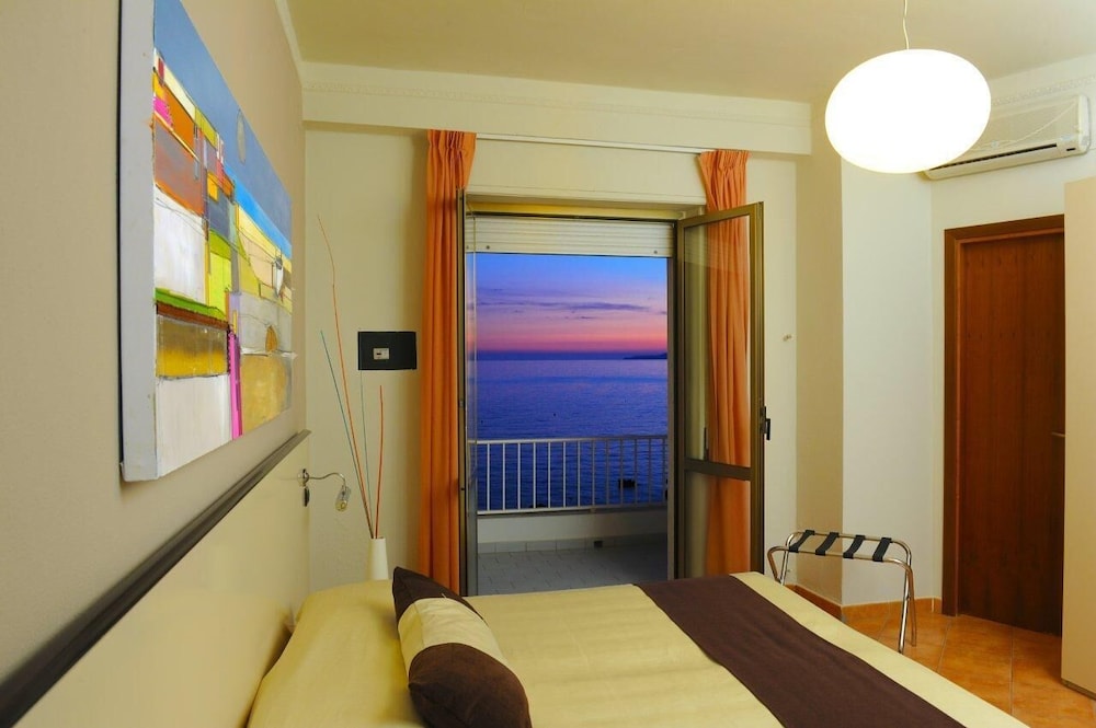 Superior Double or Twin Room, Oceanfront photo 2