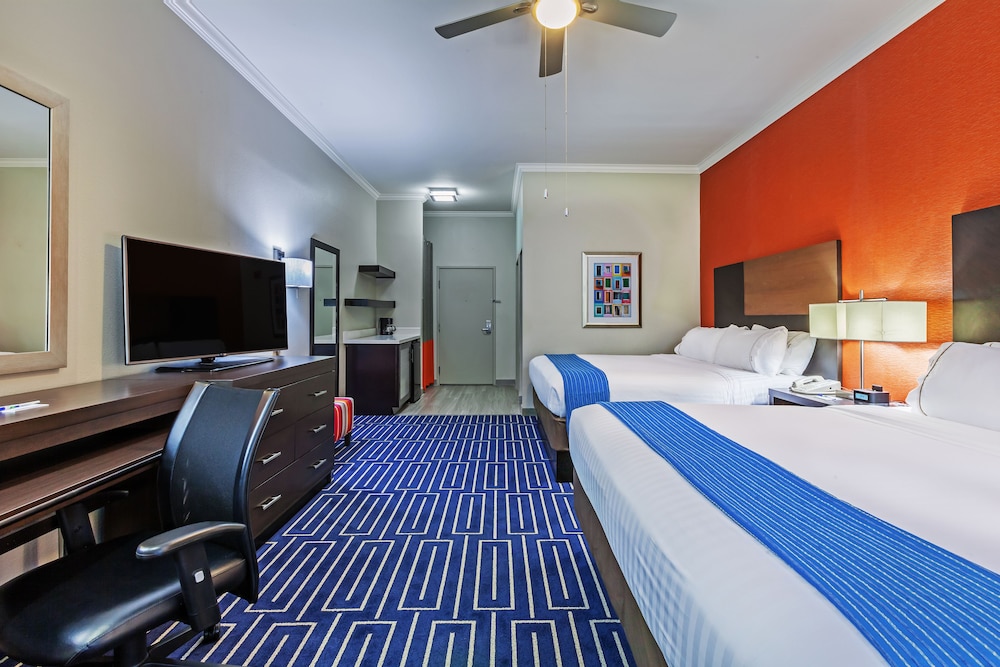 Standard Room, Multiple Beds - Photo 1