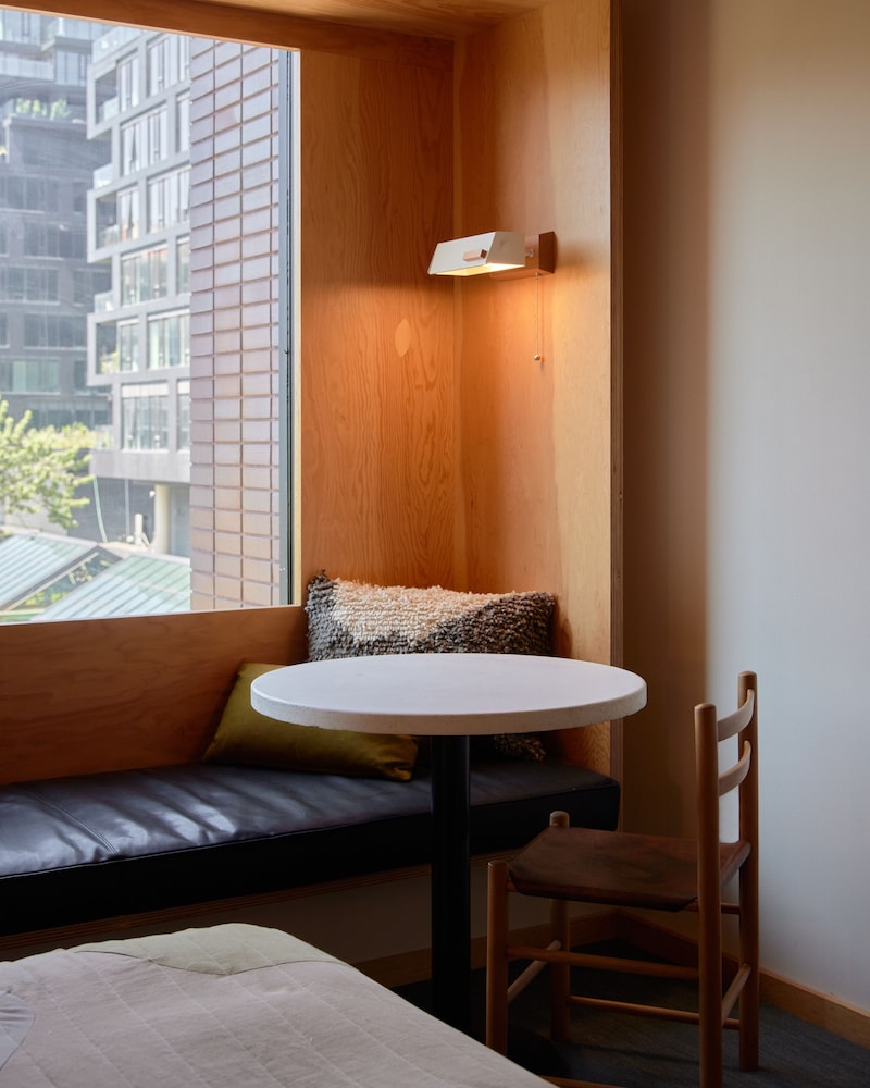 Room (Large) - Photo 2