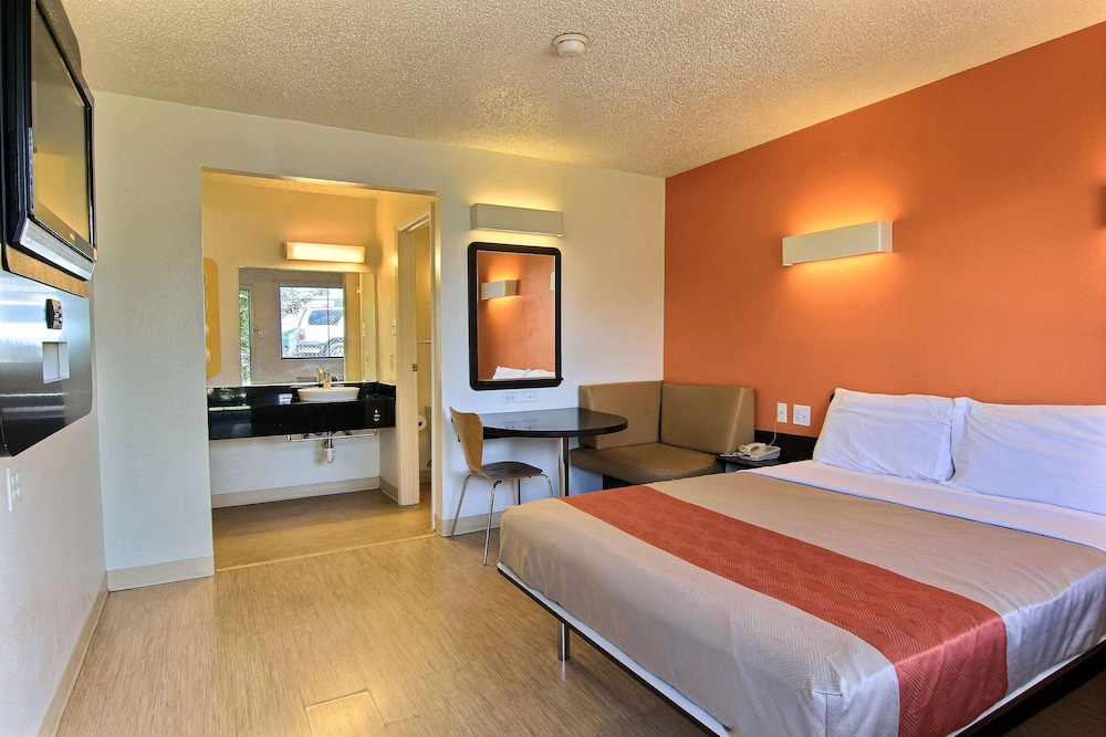 Standard Room, 1 Queen Bed, Non Smoking