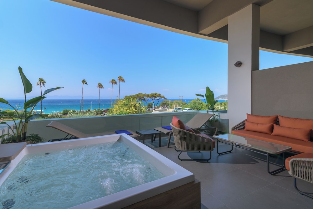 Superior Maisonette front sea view