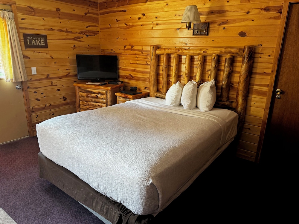 Basic Single Room, 1 Queen Bed photo 3