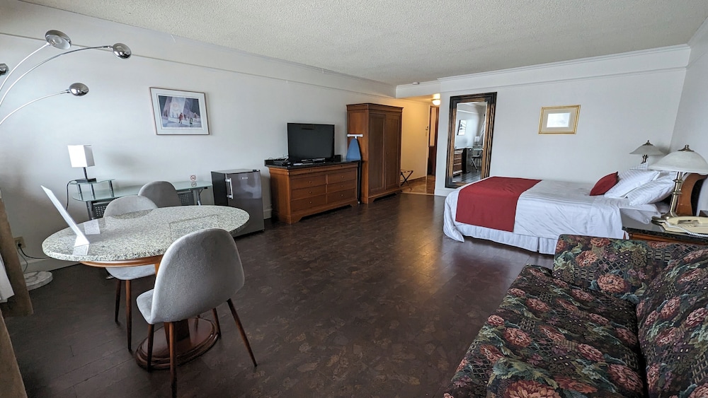 Superior Room, 1 King Bed photo 3