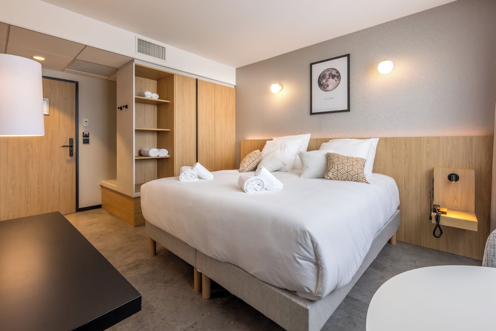 Standard Studio, 1 Queen Bed, Roll-in Shower, Kitchenette photo 1