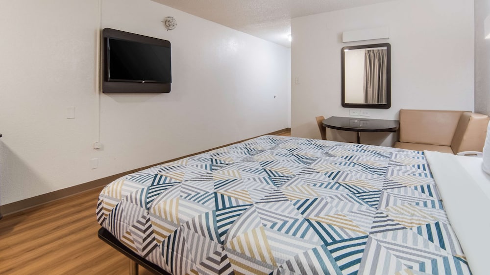 Deluxe Suite, 1 King Bed, Non Smoking, Kitchenette photo 1