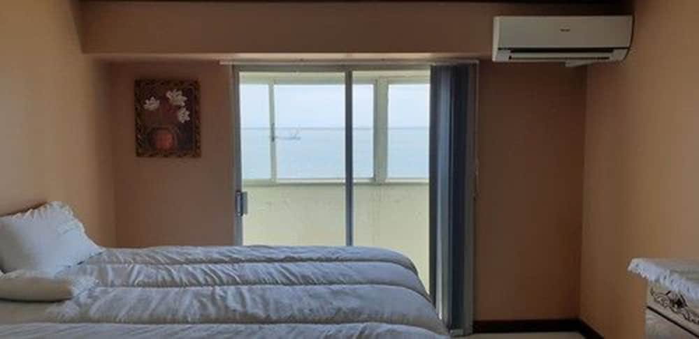 Condo, 2 Bedrooms, Mountain View photo 1