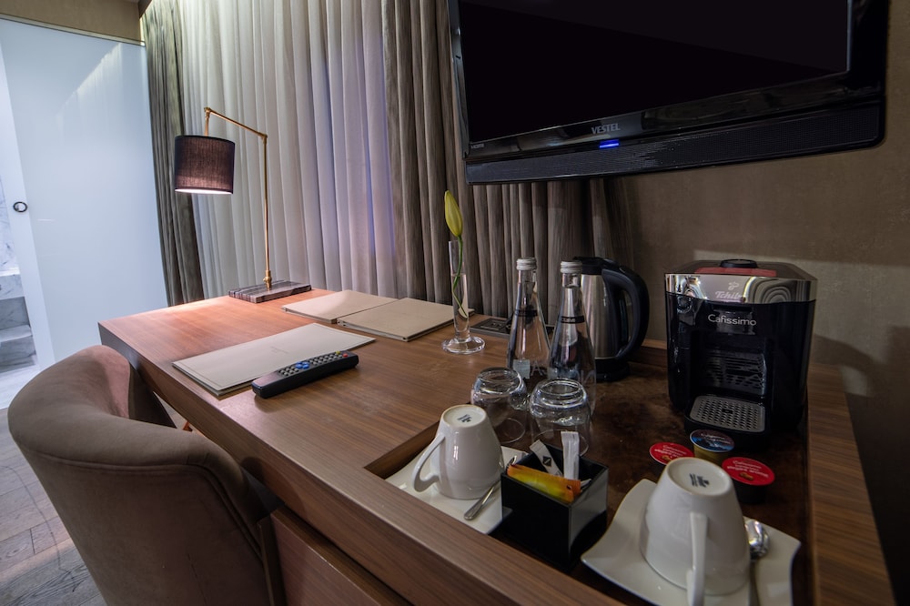 Deluxe Room thumbnail 5