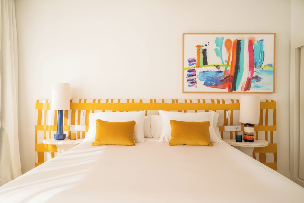 Room (Essential) - Photo 1