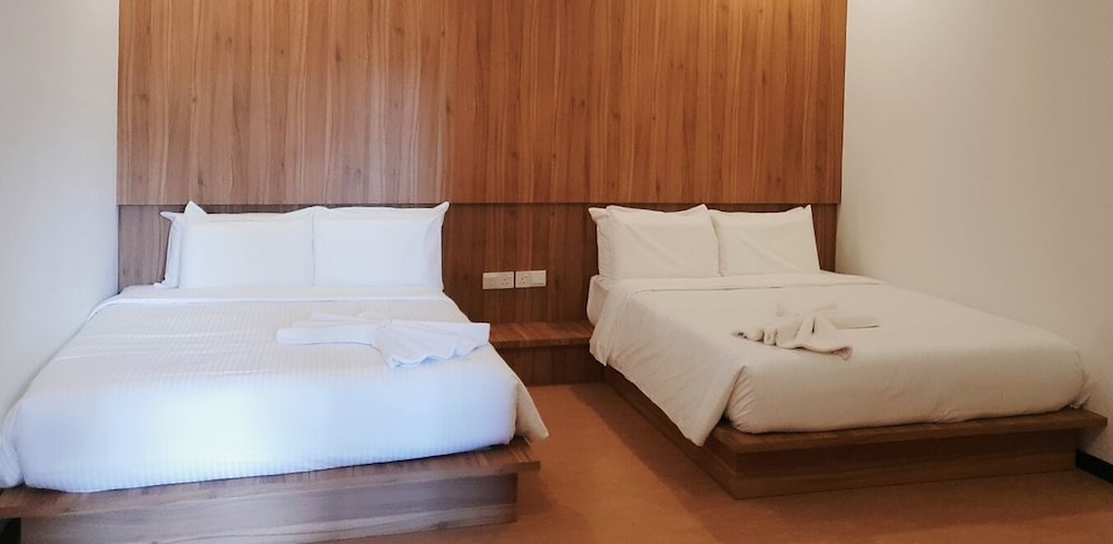 Standard Quadruple Room, 1 Queen Bed photo 2