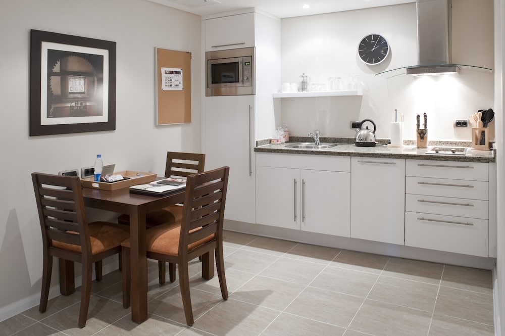 Studio Suite, 1 Queen Bed, Kitchen thumbnail 6
