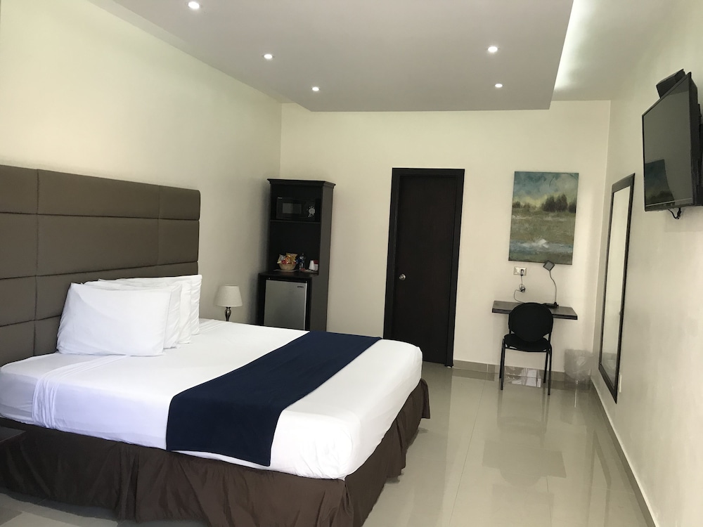 Standard Room, 1 Queen Bed photo 2