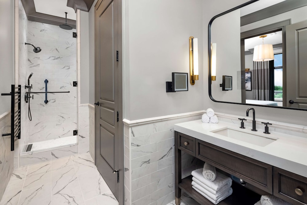 ADA (Hearing), Deluxe 1 Bedroom King Suite with Balcony thumbnail 6