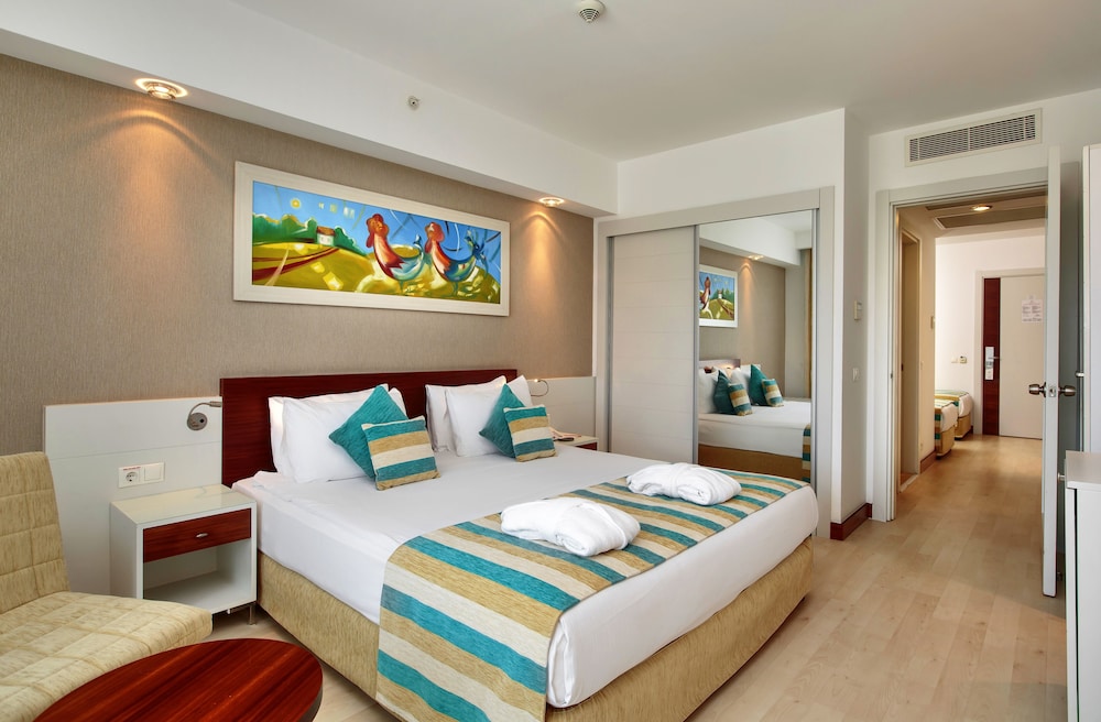 Family Room, Partial Sea View photo 1