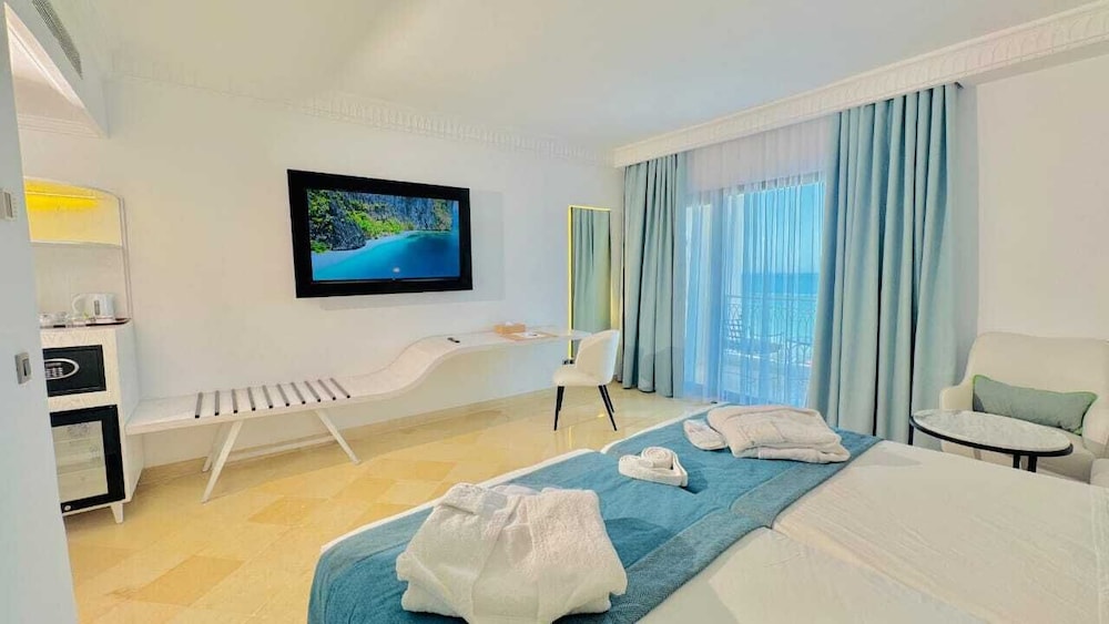 Superior Double Room, Sea View - Photo 3