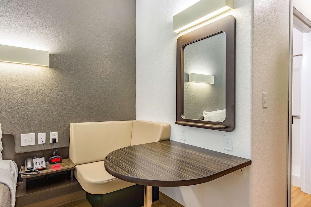 Deluxe Suite, 2 Queen Beds, Non Smoking, Kitchenette - Photo 4