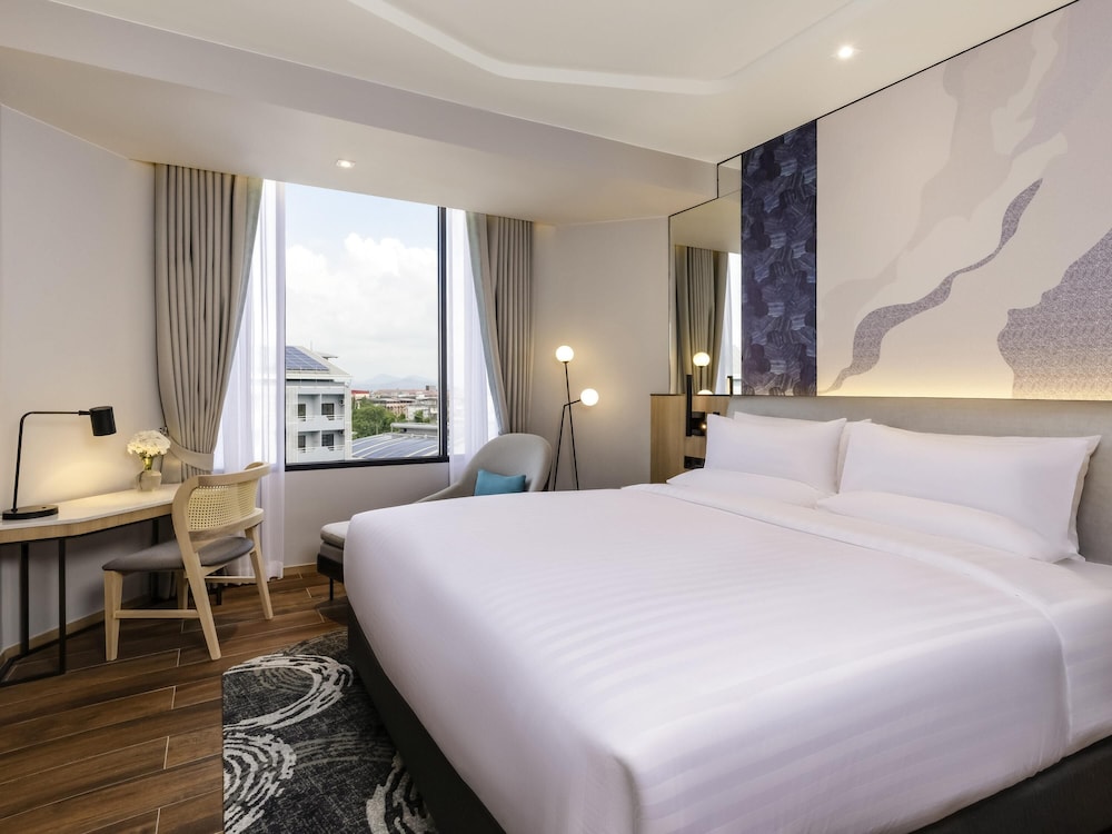 Deluxe Room, 1 King Bed - Photo 1