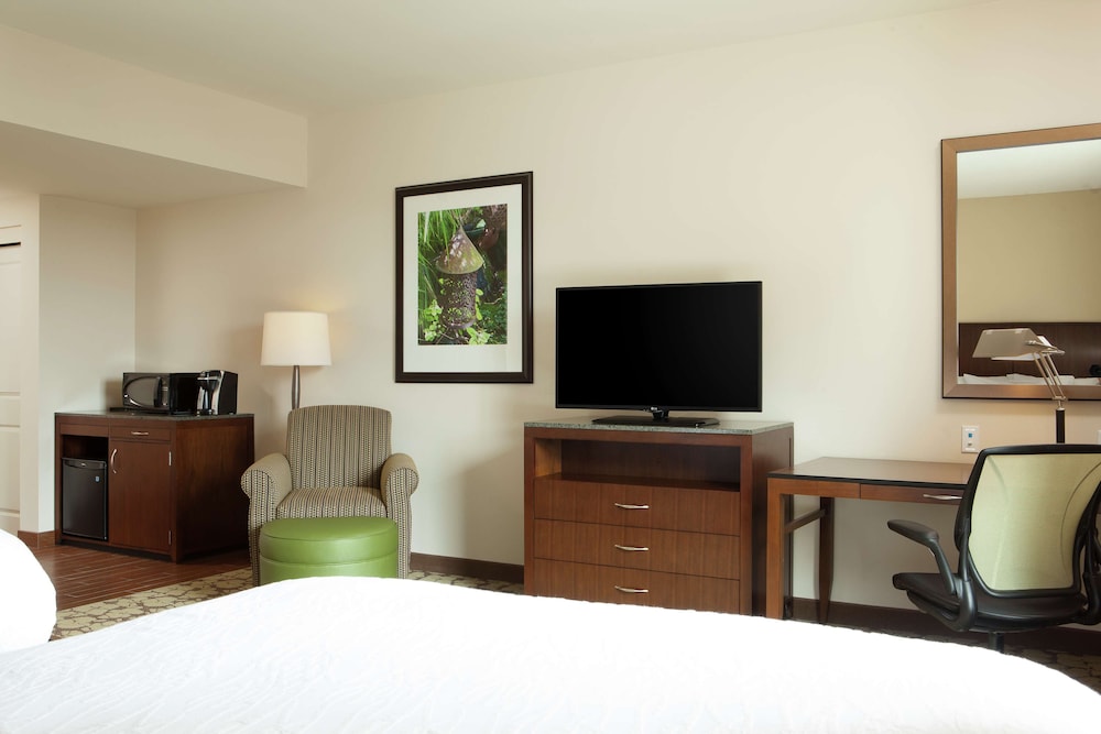 Room, 2 Queen Beds, Accessible (Mobility & Hearing, Roll-In Shower)