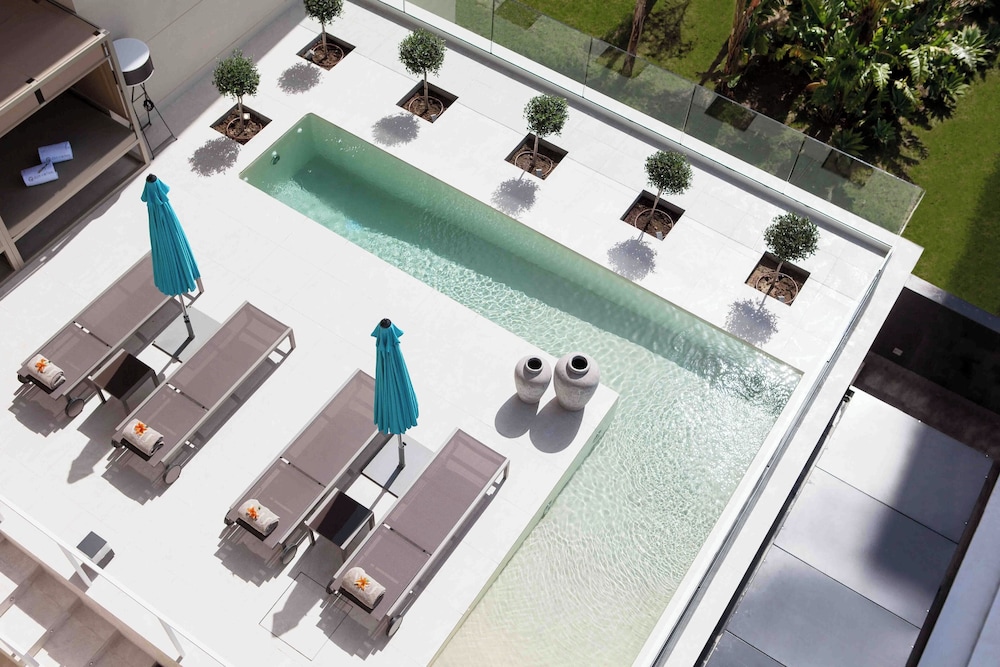 Suite Pool thumbnail 6