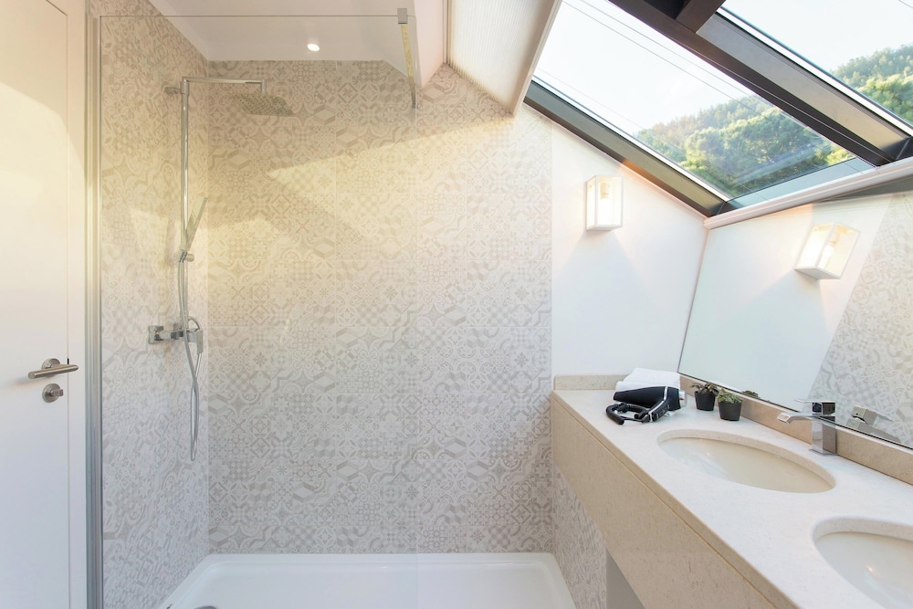 Premium Suite, 2 Bedrooms, Pool View (Balcony) - Photo 17