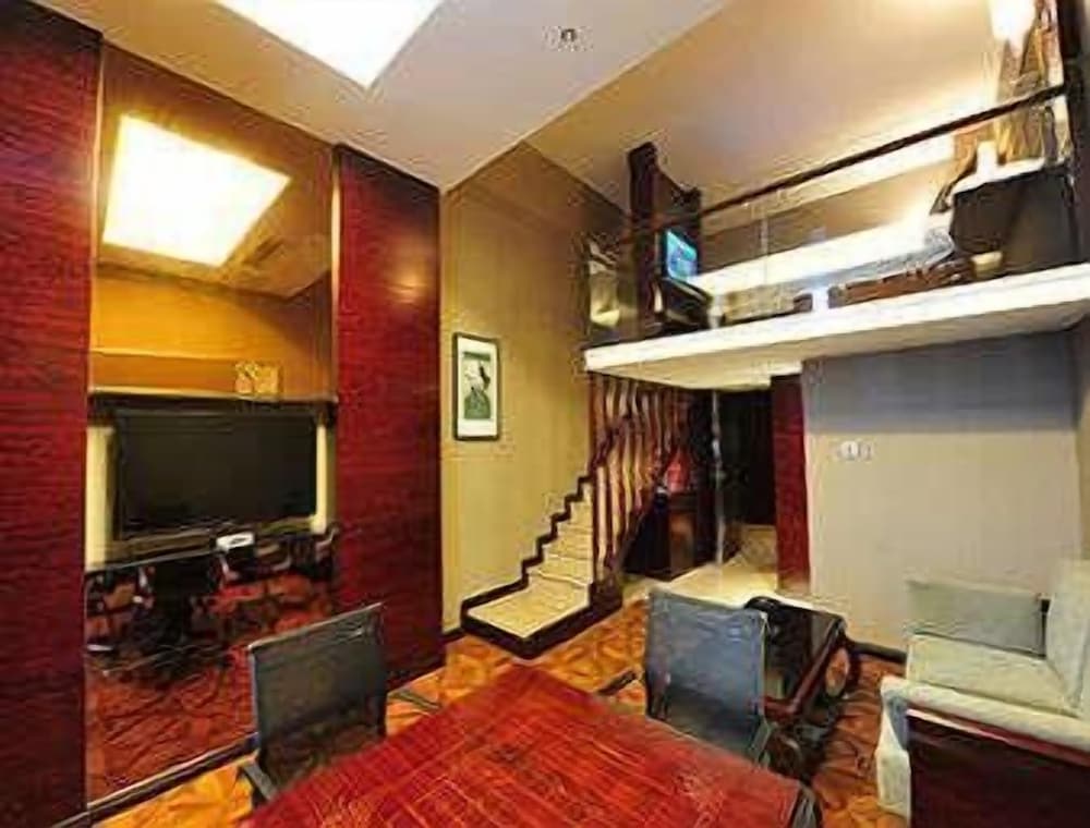 Deluxe Duplex, 1 Queen Bed, Smoking photo 2