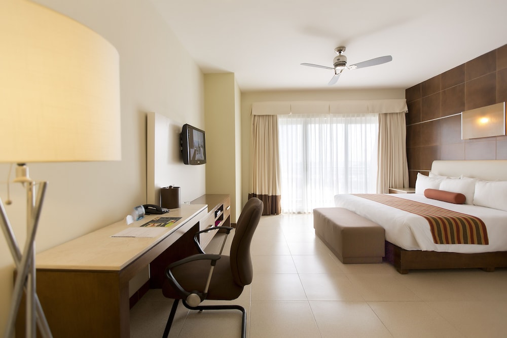 Standard Room, 1 King Bed (Free Beach Club Access) - Photo 1