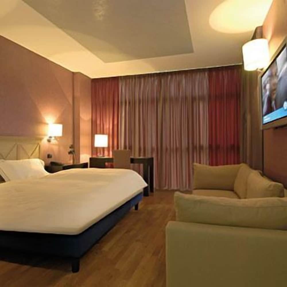 Standard Double Room Single Use - Photo 3