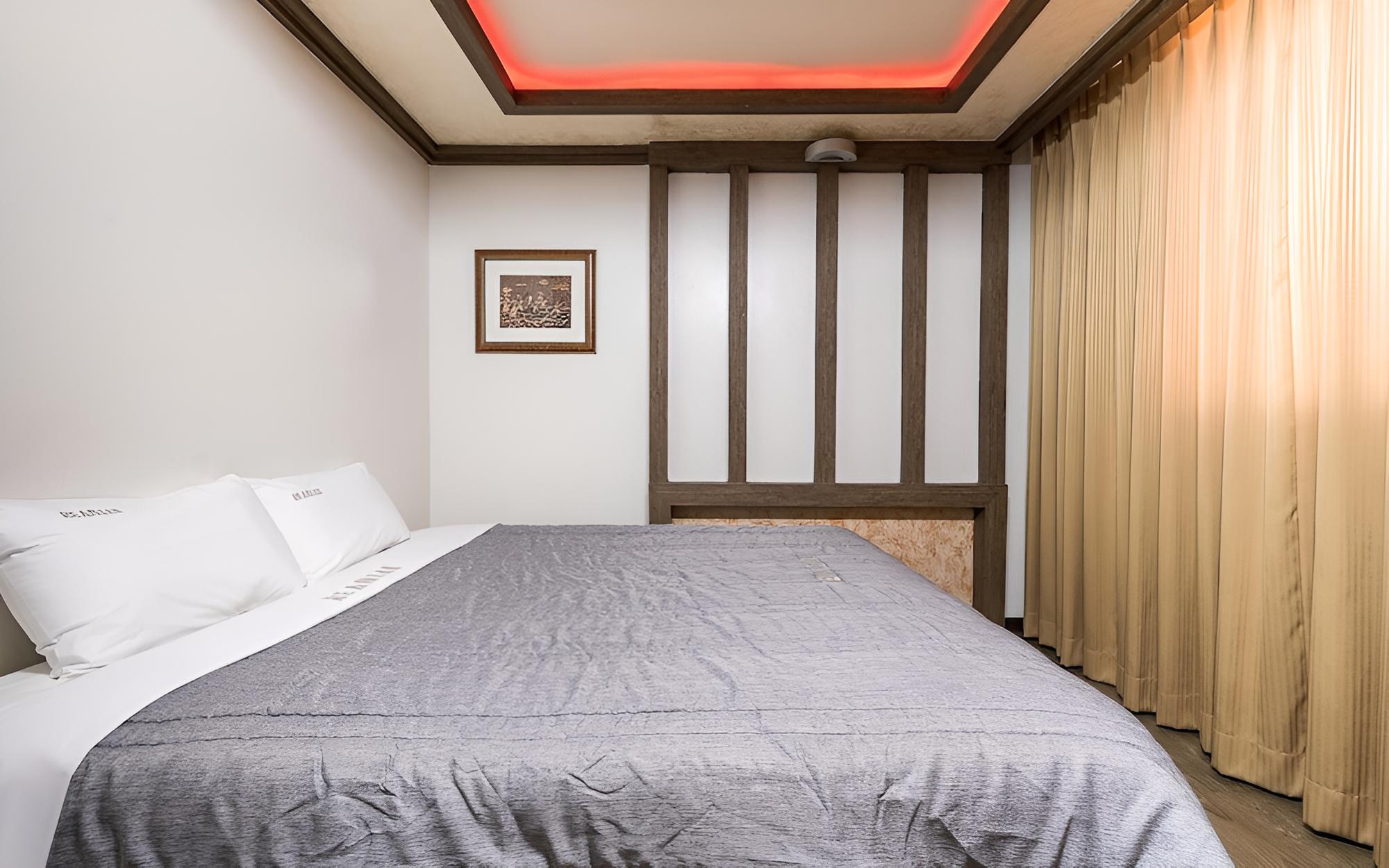 Room (Premium-Family Room (Large King Bed O) photo 2