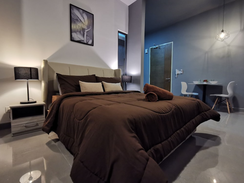 Superior Studio, 1 Queen Bed, Bathtub, City View