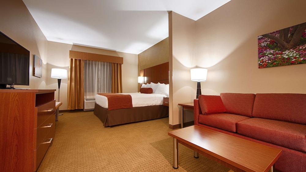 Suite, 1 King Bed, Non Smoking, Refrigerator & Microwave photo 1