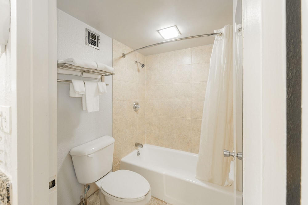 Standard Room, 1 Queen Bed, Smoking - Photo 11