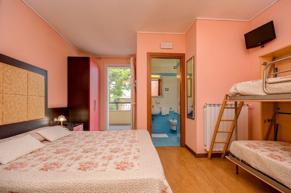 Standard Quadruple Room, Ensuite photo 1
