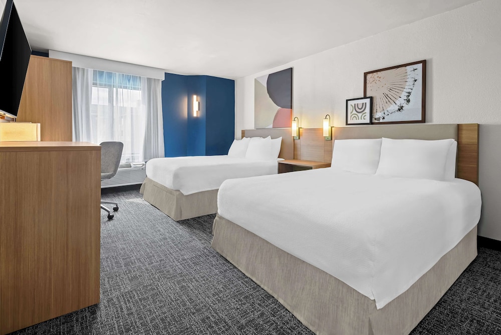 Room, 2 Queen Beds, Accessible (Mobility & Roll-In Shower) photo 3