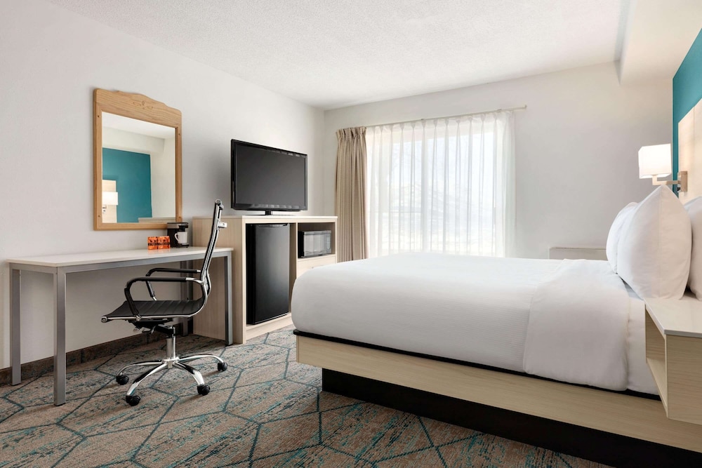 Suite, 1 Bedroom, Non Smoking (First Floor, Patio Door)