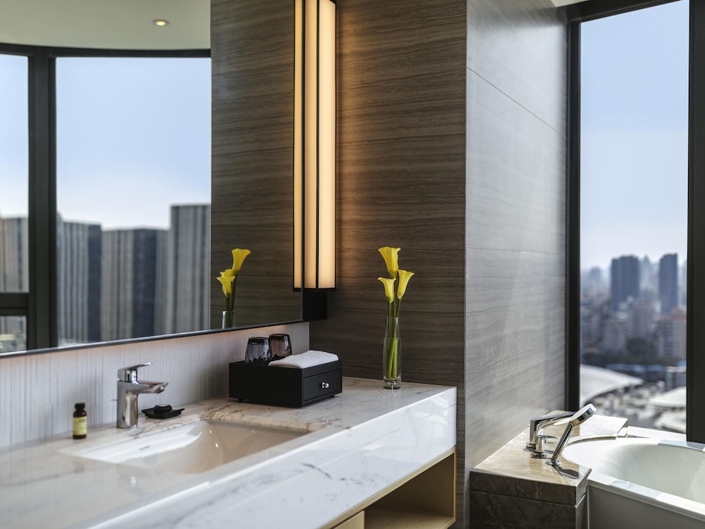 Deluxe Room, 1 King Bed, Club Lounge Access