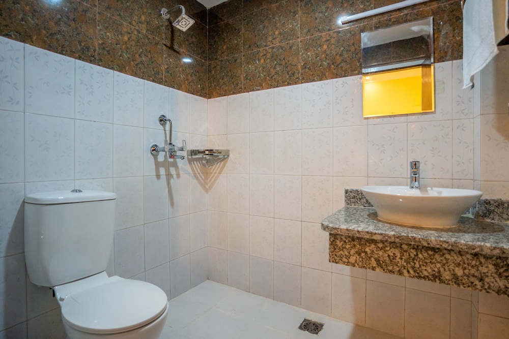 Standard Twin Room - Photo 9