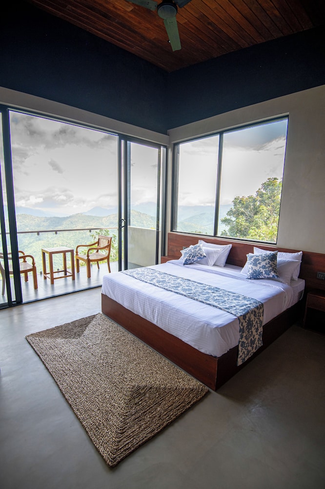 Deluxe Double Room, 1 King Bed, Non Smoking, Mountain View