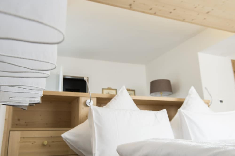 Junior Suite, 1 Queen Bed, Terrace, Mountain View photo 2