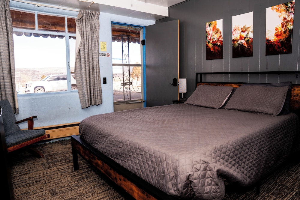 Standard Single Room, 1 Queen Bed, Mountain View photo 1