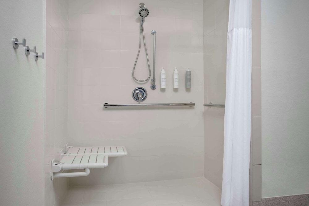 Room, 1 Queen Bed, Accessible (Mobility, Roll-In Shower) photo 2