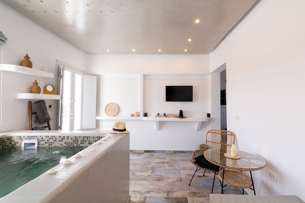 Elegant Suite with indoor jetted tub and sea view - Photo 31