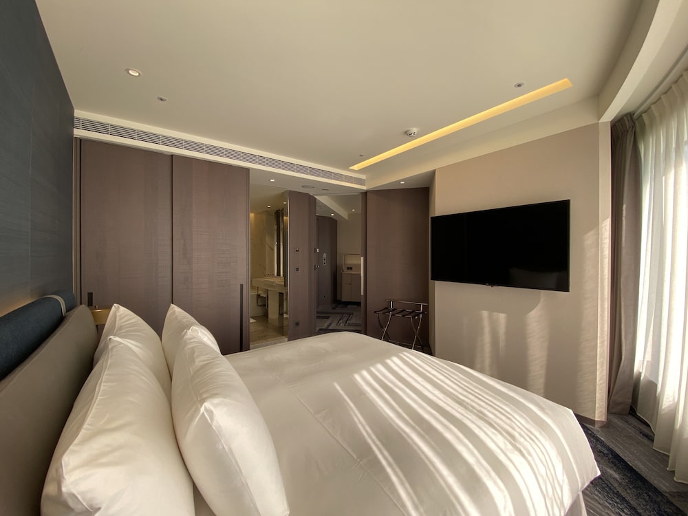 Executive Deluxe Suite (One Living Room+One King Bed)(11F-15F) - Photo 3