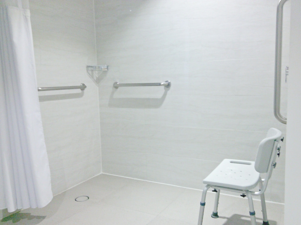 Standard Room, 1 King Bed, Accessible photo 2