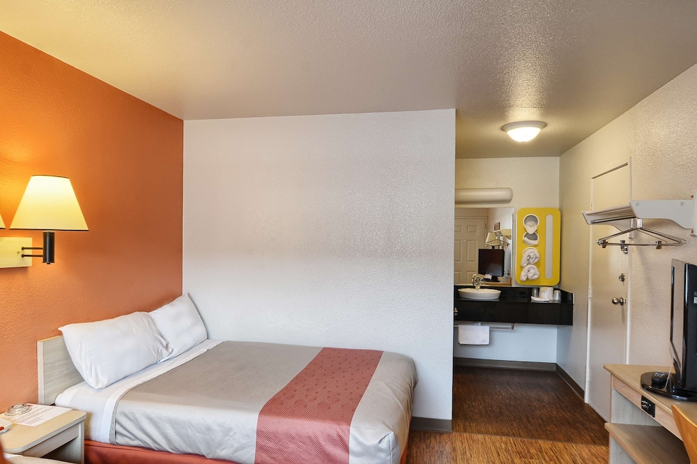 Premium Room, 1 Queen Bed, Non Smoking, Refrigerator & Microwave