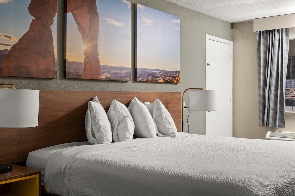 Room, 1 King Bed, Non Smoking - Photo 9
