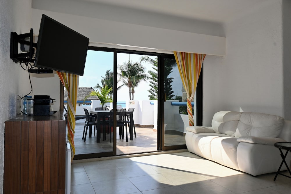 Family Room - Photo 6