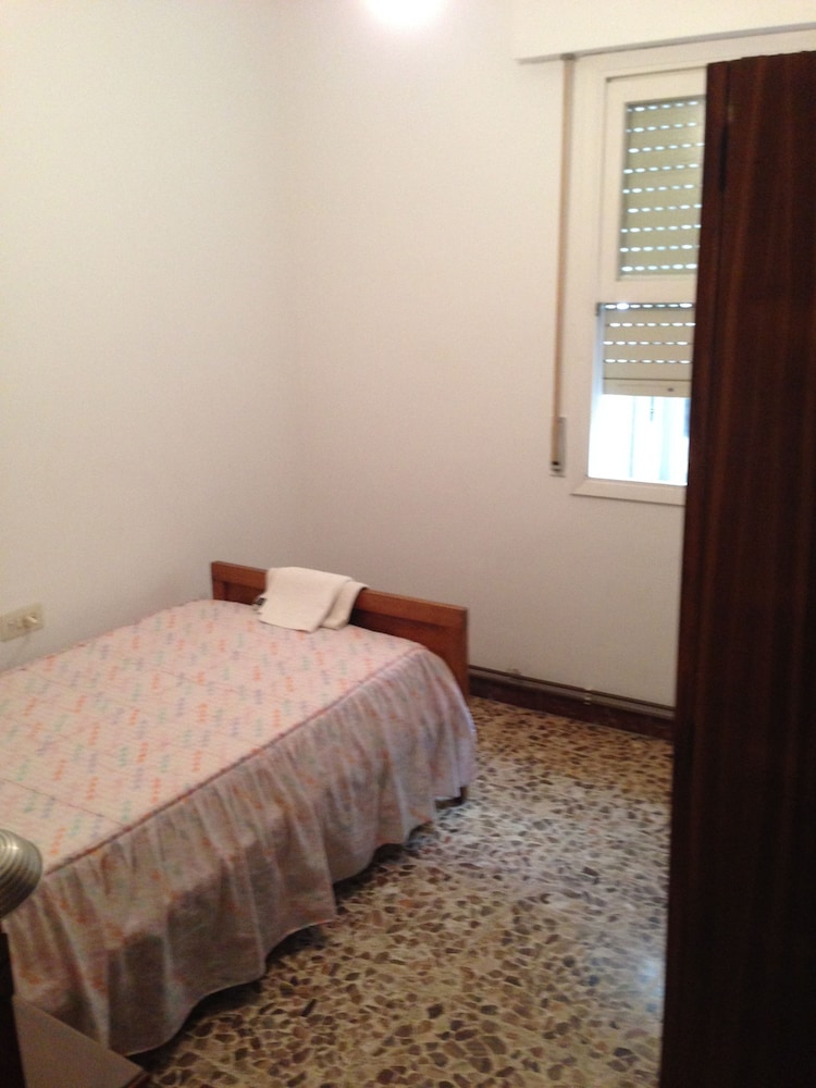 Standard Single Room, Shared Bathroom photo 2