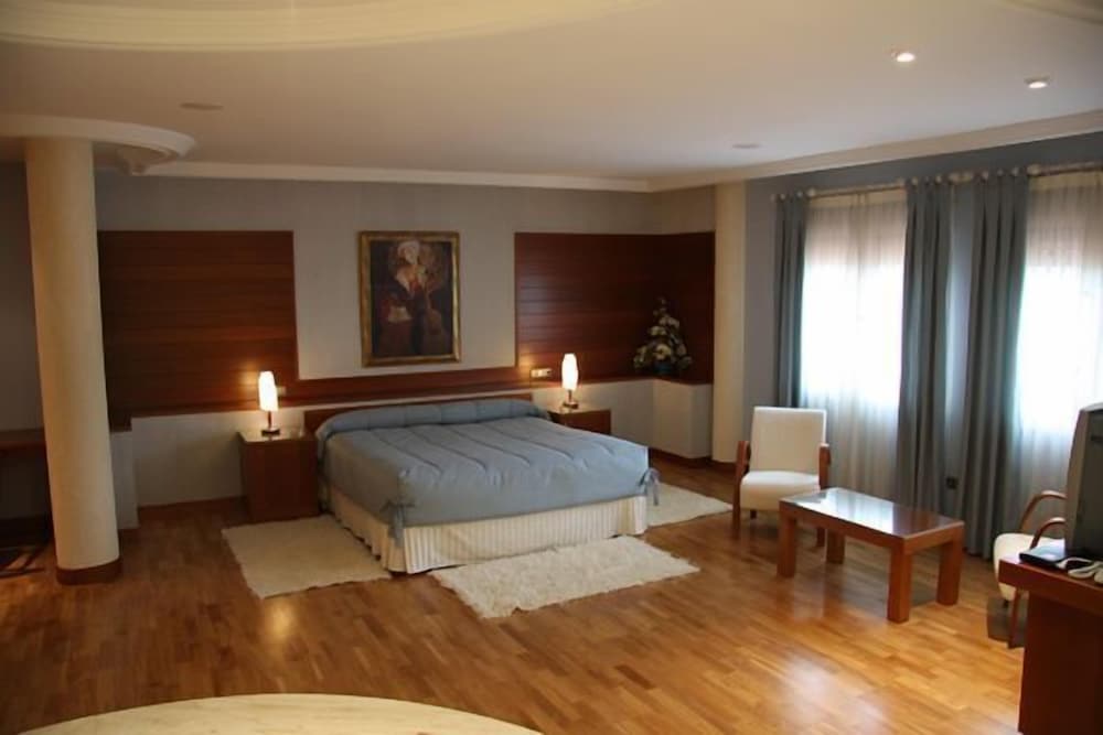 Deluxe Suite, Jetted Tub photo 2